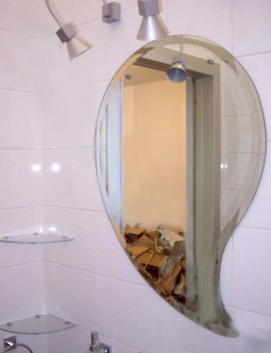 Декоративное зеркало в виде капли в ванной